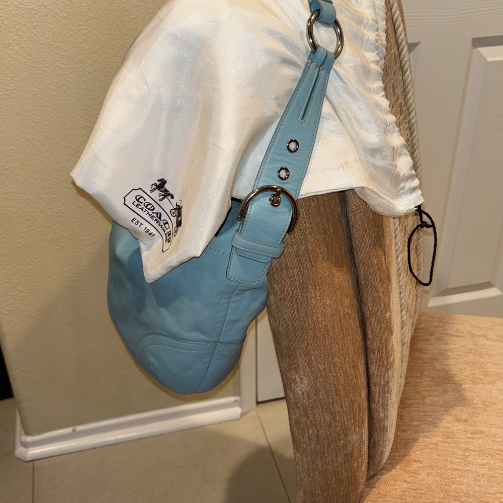 Chic Coach Light Blue Leather purse - Picture 3 of 9